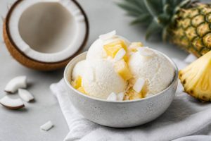 Coconut and pineapple ice cream: a refreshing dairy-free recipe