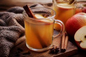 Recipe for hot apple cider: a warming drink for cosy autumn evenings